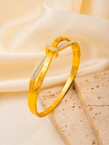 Vue détaillée d'un bracelet doré avec chiffres romains et pavé de zircons étincelants