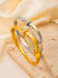 Vue détaillée de bracelets entrelacés avec chiffres romains et cristaux blancs brillants