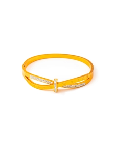Détail macro du bracelet doré avec chiffres romains et pavé de cristaux brillants