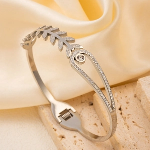 Elegant silver asteroid bangle for women with leaf motifs and sparkling inlaid diamonds