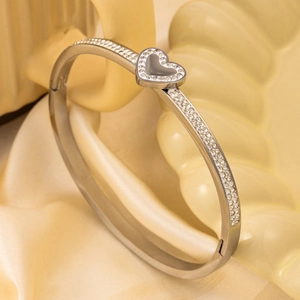 Bracelet cœur argenté poli serti de strass scintillants sur fond en satin soyeux