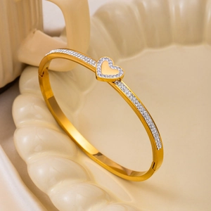 Bracelet coeur en acier titane doré avec cristaux blancs sur fond de soie élégant