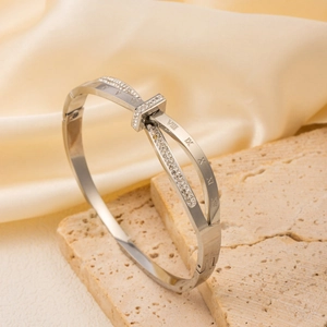 Bracelet croisé argenté avec chiffres romains et cristaux pavés sur support pierre