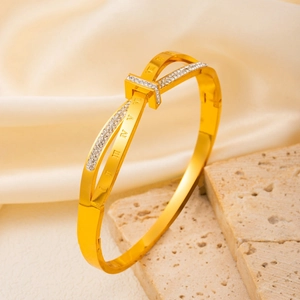 Bracelet jonc doré élégant avec chiffres romains et cristaux sur socle en marbre