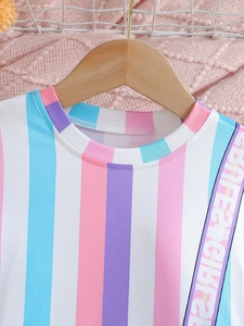 Abito in maglia a righe colorate da bambina con motivi pastello verticali e dettagli