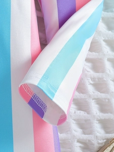 Dettaglio della manica del vestito a righe con trama in maglia colorata e doppia cucitura