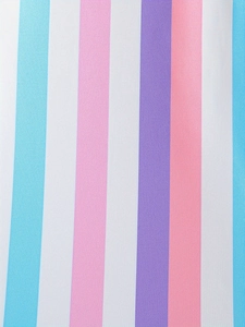 Dettaglio del tessuto a maglia a righe verticali che mostra trama e colori pastello