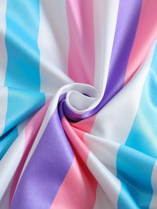 Vista macro del tessuto a maglia a righe con consistenza morbida e motivi colorati