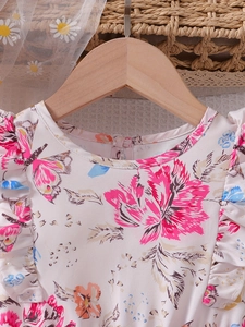 Abito estivo bianco da bambina con fiori rosa, farfalle e maniche con volant