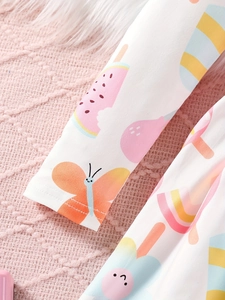 Detailansicht eines Baby-Mädchenkleides mit Eiscreme-Print auf weicher Baumwolle