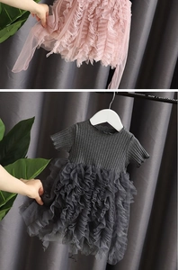 Dettaglio del top in maglia a coste e gonna a balze in tulle rosa e grigio per bimba