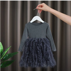 Abito grigio scuro per bambine a maniche lunghe in maglia a coste con gonna in tulle