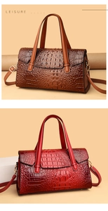 Détails de la texture effet crocodile sur des sacs à main spacieux marron et rouge vif