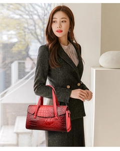 Détail de la texture gaufrée crocodile rouge vintage sur ce grand sac à main élégant