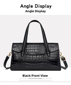Vue de face du sac à bandoulière noir à motif crocodile avec garnitures dorées