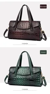 Comparaison détaillée des sacs à main marron et vert à motif crocodile avec poignées