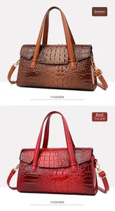 Gros plan détaillé sur la texture cuir crocodile des sacs à main marron et rouge