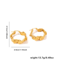 Vue détaillée des boucles d'oreilles C en or 18k à texture fondue mesurant environ 2,9 cm