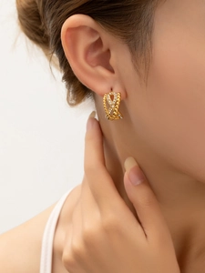 Détail de boucles d'oreilles en forme de C plaquées or 18 carats avec cristaux