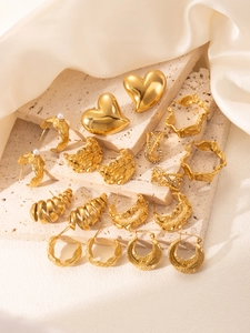 Détail de boucles d'oreilles en C et cœurs plaqués or 18 carats sur pierre et soie
