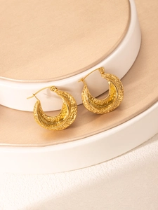 Détail de boucles d'oreilles en forme de C plaquées or 18 carats avec texture martelée