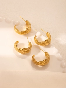 Détail de boucles d'oreilles en C plaquées or 18 carats avec texture de feuille