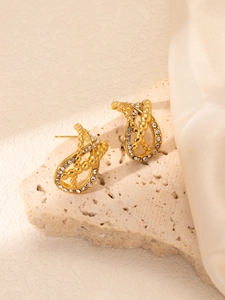 Vue détaillée des boucles d'oreilles goutte plaquées or 18k avec pavé de zircons étincelants