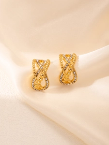 Détail de boucles d'oreilles en forme de C plaquées or 18 carats avec cristaux