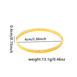 Detail view of 0.4cm wide 18K gold plated hammered bangle with size and weight specs