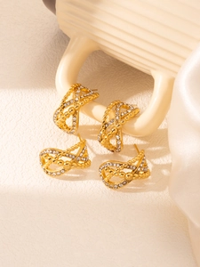 Détail de boucles d'oreilles en C plaquées or 18 carats avec oxydes de zirconium brillants