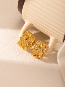 Détail des boucles d'oreilles C plaquées or 18 carats avec texture lave unique