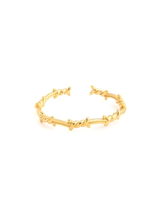 Detailansicht des goldenen Edelstahl-Armreifs im Stacheldraht-Design mit Knoten
