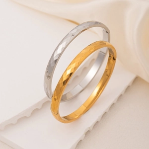 Polished 18K gold and silver titanium bangles with geometric rhombic texture in stackable set