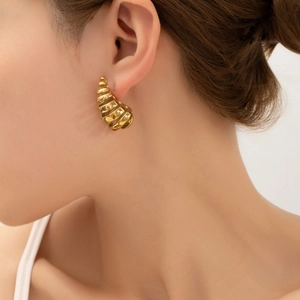 Boucles d'oreilles C en acier titane plaqué or 18 carats avec texture spirale et dôme chic