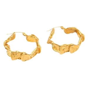 Boucles d'oreilles créoles C en acier doré 18k avec texture de lave martelée unique