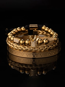 Dettaglio del set di bracciali a corona placcati oro 18K con incisione numeri romani