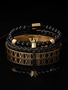 Dettaglio del set bracciale con corona e rigido con numeri romani e riflesso a specchio