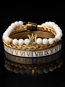 Vista dettagliata del set bracciale con perle corona d'oro e numeri romani