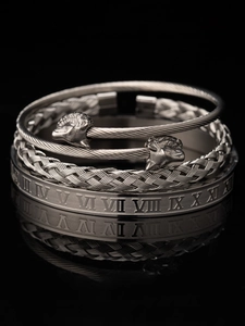 Macro di set di bracciali color argento con rilievo a testa di ariete e numeri romani