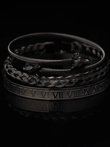 Dettaglio di tre bracciali in titanio nero con testa di leone e numeri romani