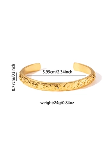 Detalle de brazalete dorado vintage con relieve de sol y luna y medidas de los circones