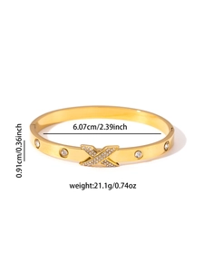 Détail du bracelet en acier inoxydable plaqué or 18k avec pavé de cristaux en forme de X