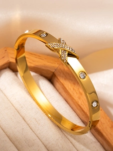 Gros plan d'un bracelet en acier inoxydable doré 18 carats avec pavé de cristaux en X