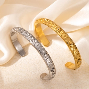 Brazalete vintage de acero de titanio chapado en oro 18k con relieve de sol y luna