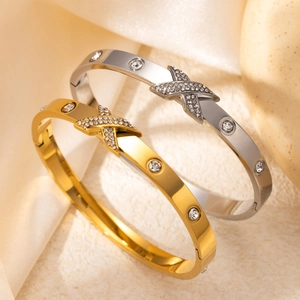 Bracelet Jonc Croisé En Forme De X Acier Inoxydable Plaqué Or 18K Pavé Zircon Ovale Charnière Pour Femmes