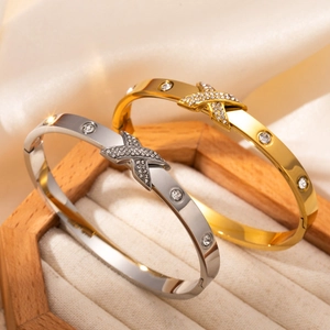 Bracelet ovale en acier doré 18k avec cristaux en X et pierres rondes incrustées