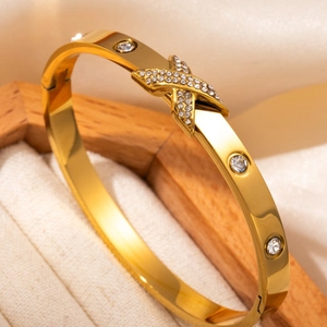 Bracelet en acier inoxydable plaqué or 18k avec incrustation de diamants en forme de X