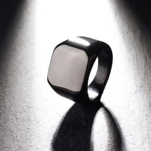 Anello con sigillo quadrato da uomo minimalista in acciaio al titanio nero spazzolato