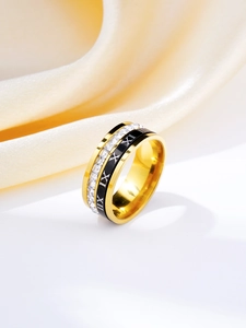 Dettaglio macro dell'anello rotante dorato con numeri romani e zirconi a forma quadrata