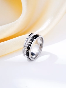 Dettaglio dell'anello rotante in acciaio al titanio con numeri romani e pavé di zirconi